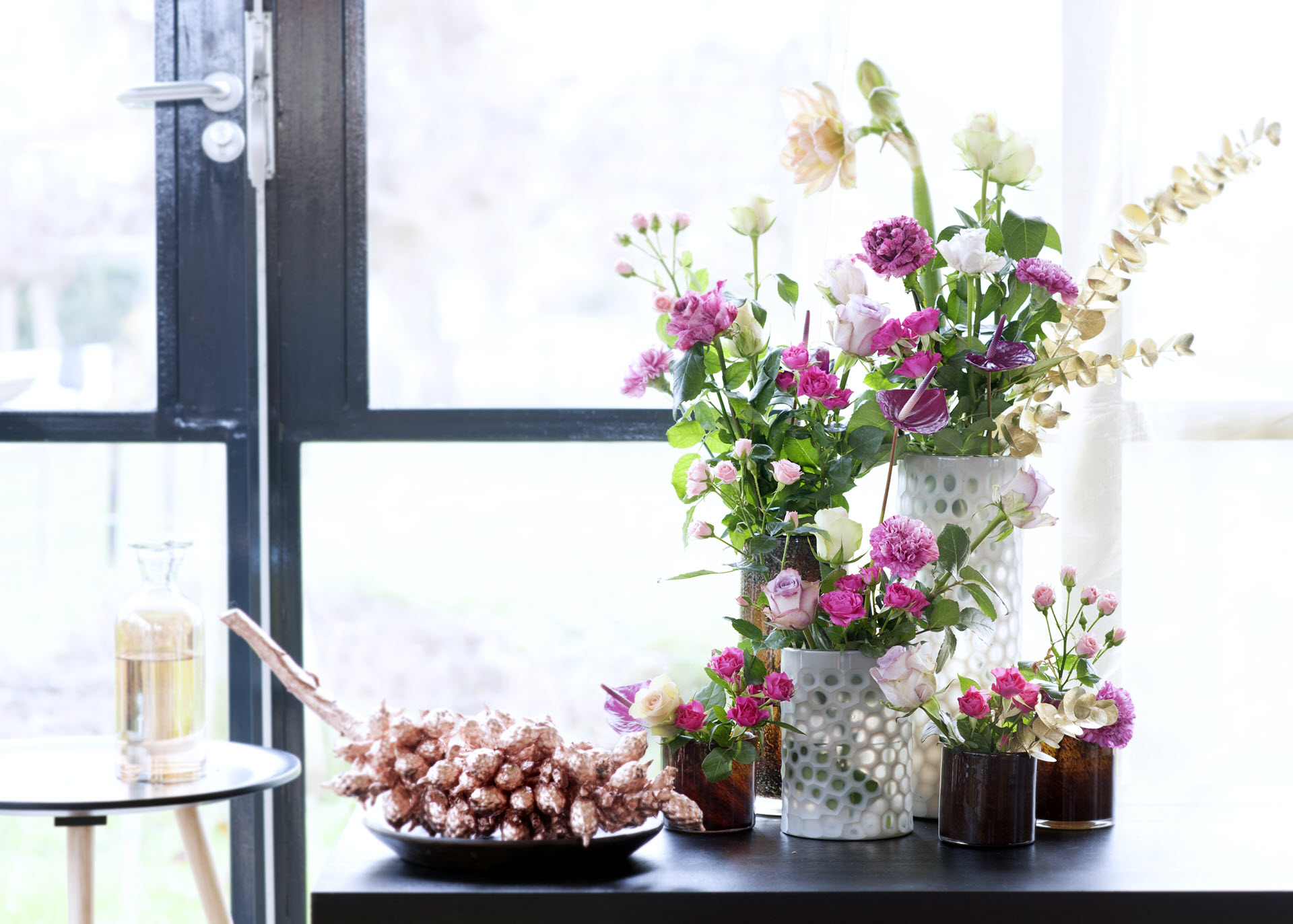 Bloemen geven energie door bezorging in de ochtend