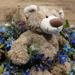 Bloemsierkunst Groeneveld rouwboeket, rouwstuk beer in hartvorm