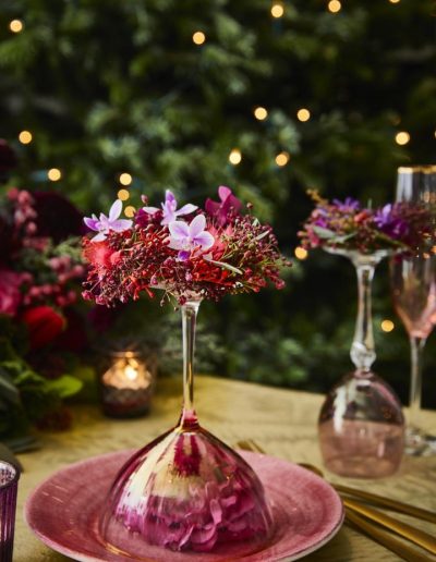 Bloemsierkunst Groeneveld - een kerst vol bloemen met een rijk versierde kerstboom