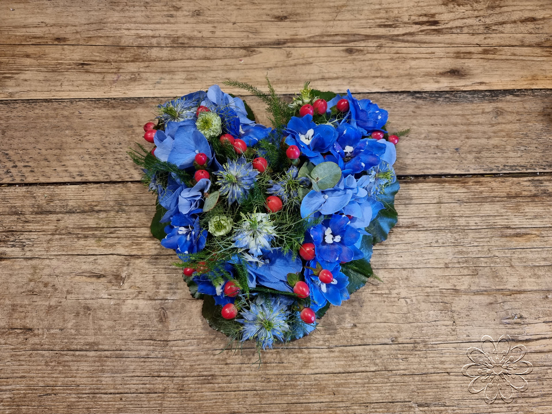 Bloemsierkunst Groeneveld bloemen uitvaart hartvorm klein blauw