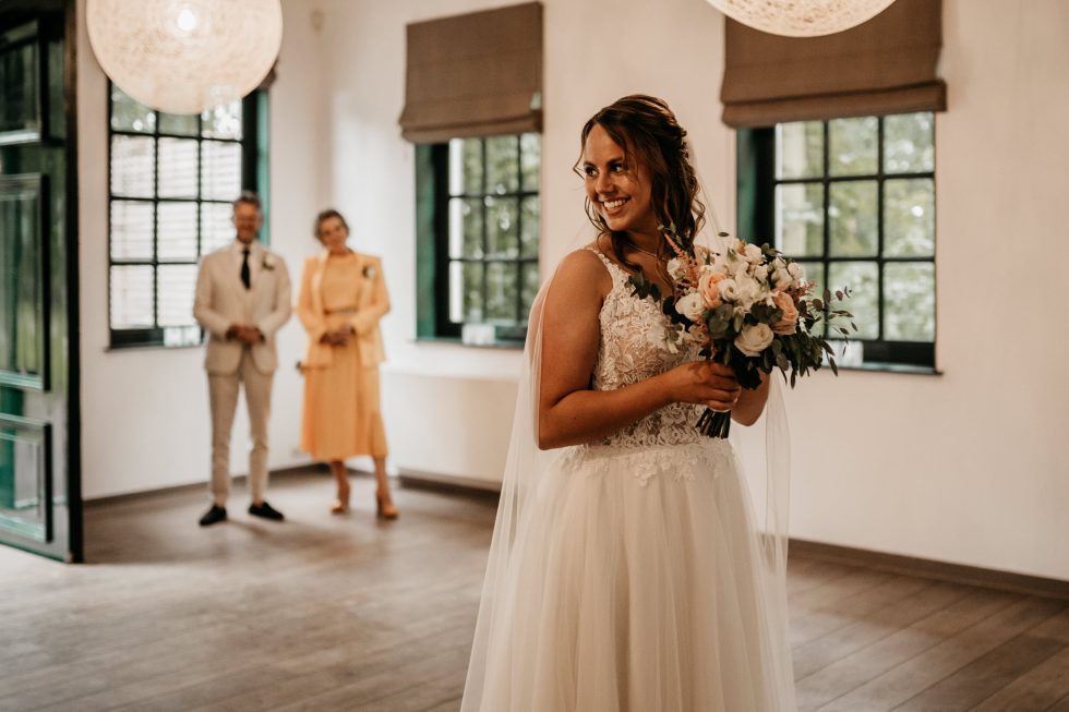 Bloemsierkunst Groeneveld verzorgde de bloemen voor de bruiloft van Marjan en Robin op trouwlocatie Allersmaborg te Ezinge