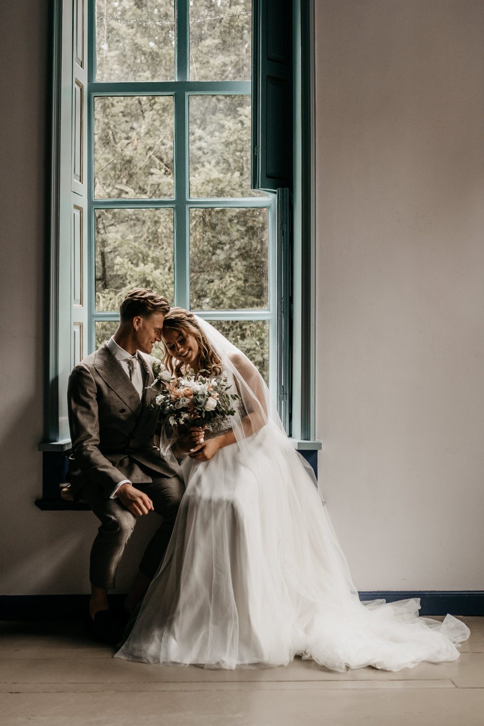 Bloemsierkunst Groeneveld verzorgde de bloemen voor de bruiloft van Marjan en Robin op trouwlocatie Allersmaborg te Ezinge