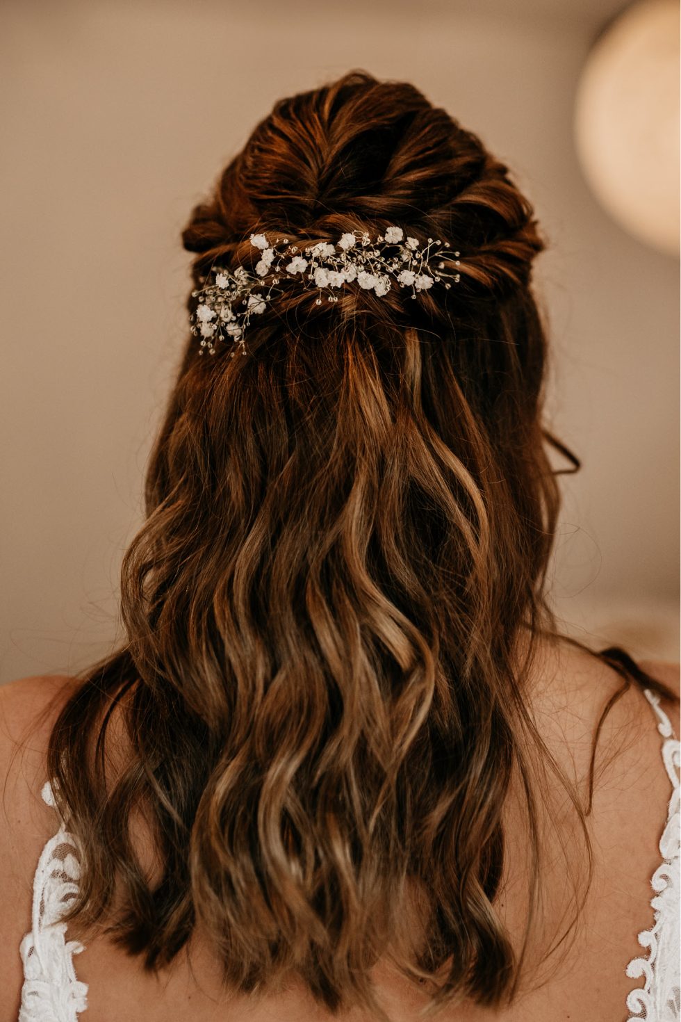 Bloemsierkunst Groeneveld verzorgde de bloemen voor de bruiloft van Marjan en Robin op trouwlocatie Allersmaborg te Ezinge