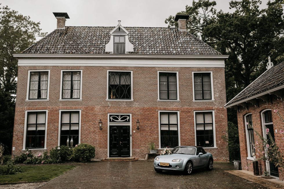 Bloemsierkunst Groeneveld verzorgde de bloemen voor de bruiloft van Marjan en Robin op trouwlocatie Allersmaborg te Ezinge