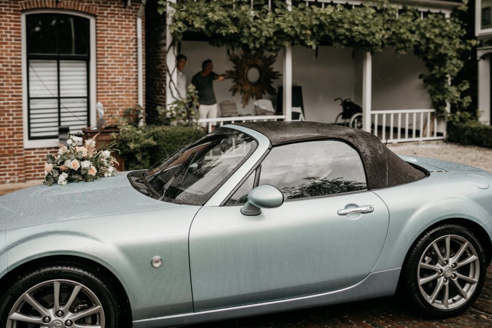 Bloemsierkunst Groeneveld verzorgde de bloemen voor de bruiloft van Marjan en Robin op trouwlocatie Allersmaborg te Ezinge
