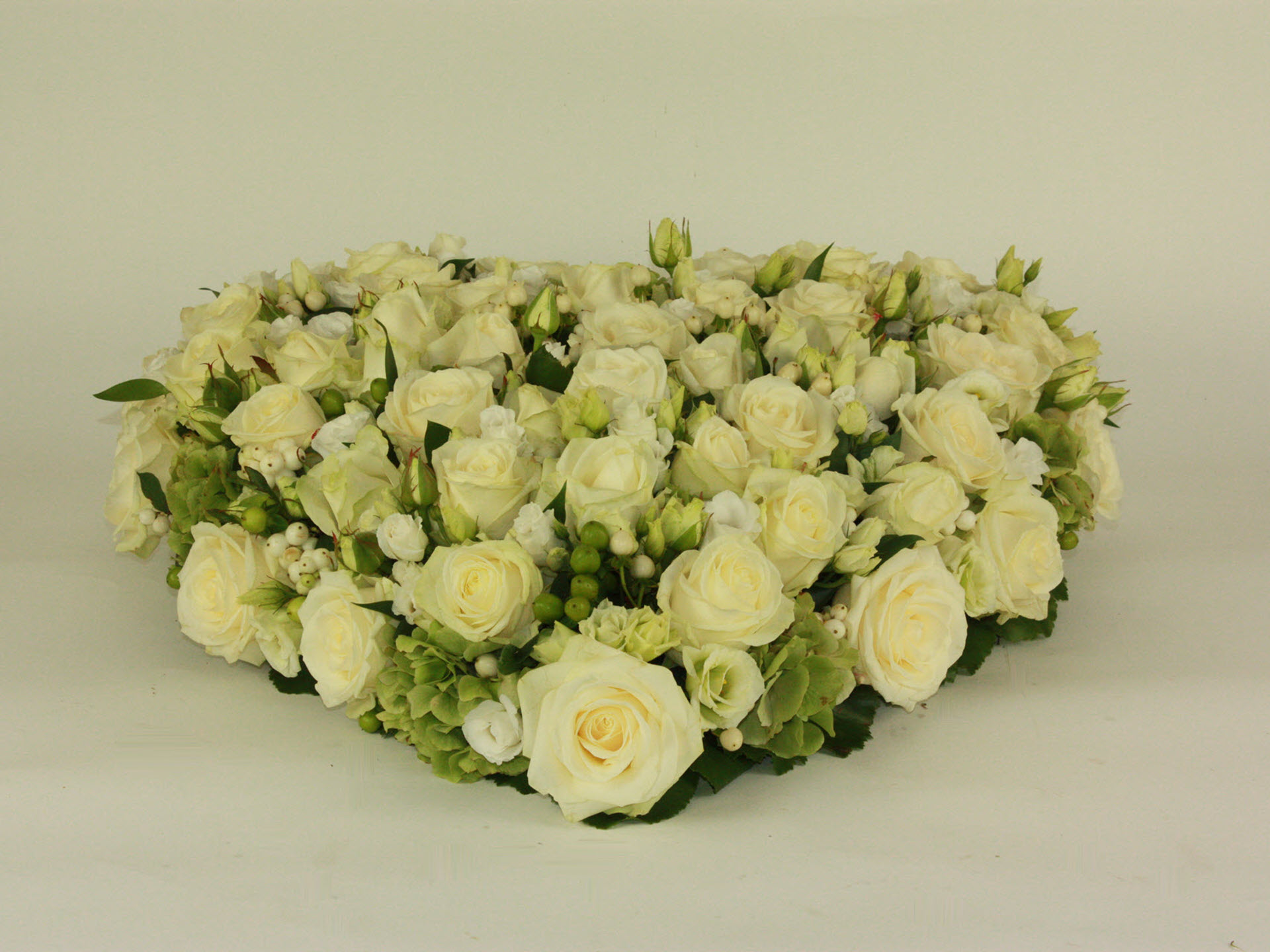 Bloemsierkunst Groeneveld bloemen uitvaart hartvorm gesloten met witte rozen