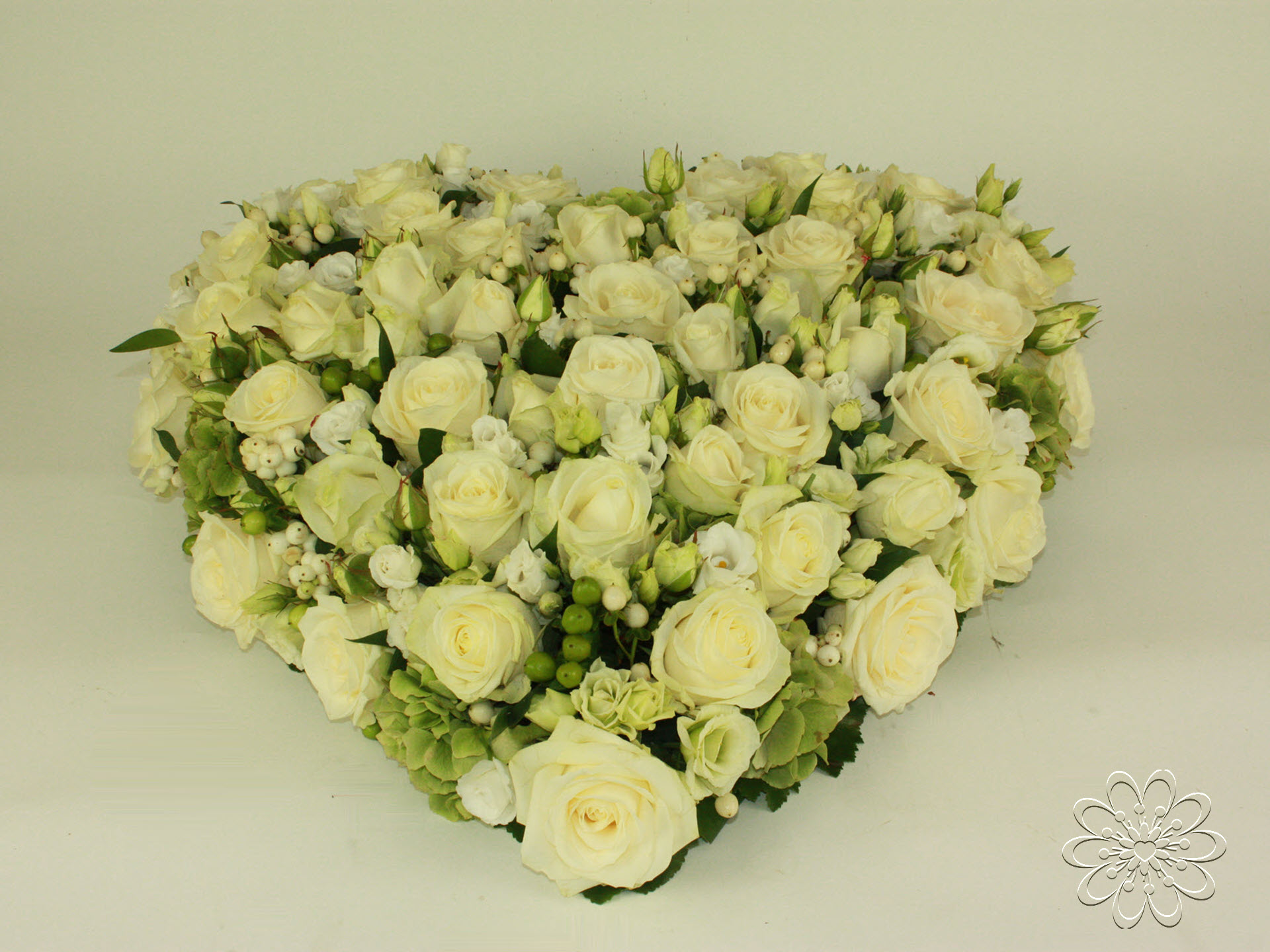 Bloemsierkunst Groeneveld bloemen uitvaart hartvorm gesloten met witte rozen