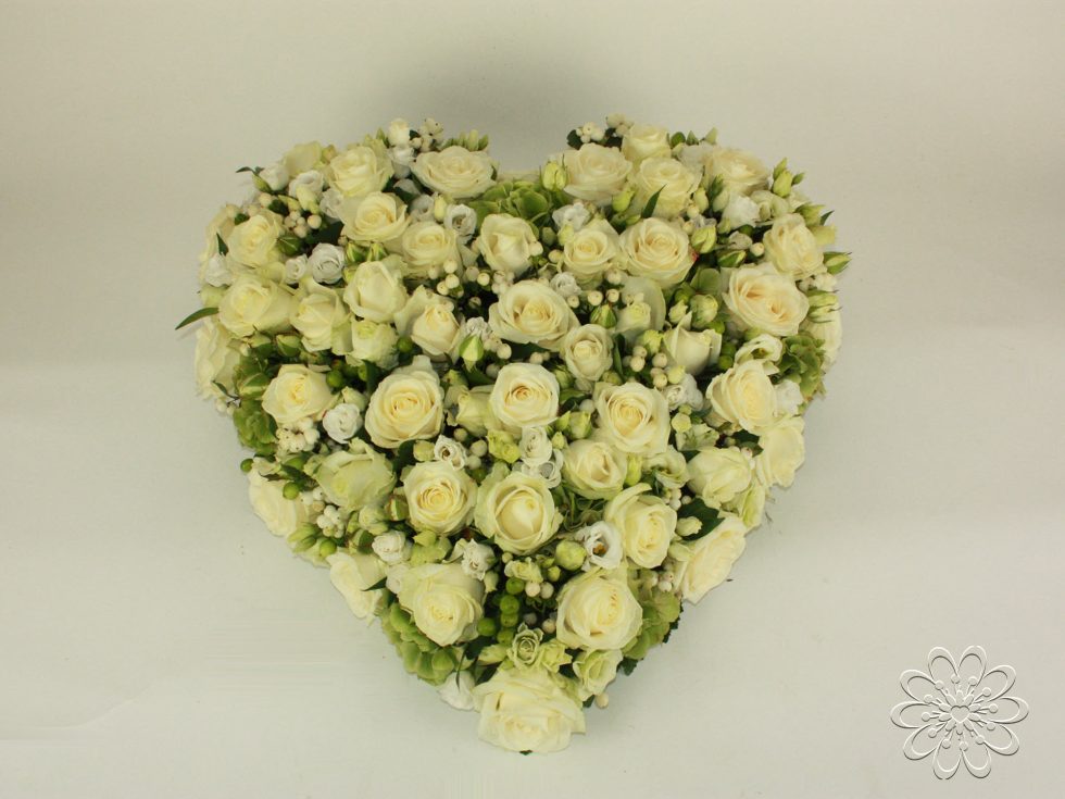 Bloemsierkunst Groeneveld bloemen uitvaart hartvorm gesloten met witte rozen