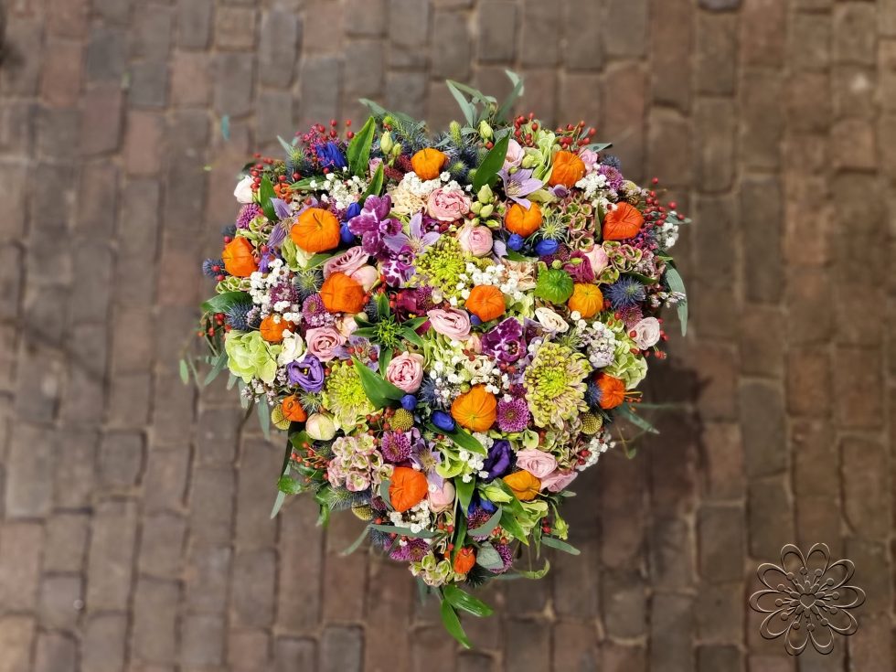 Afscheid bloemen in hartvorm
