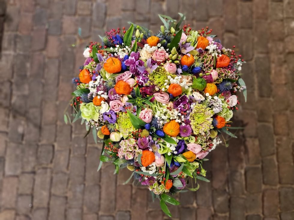 Afscheid bloemen in hartvorm