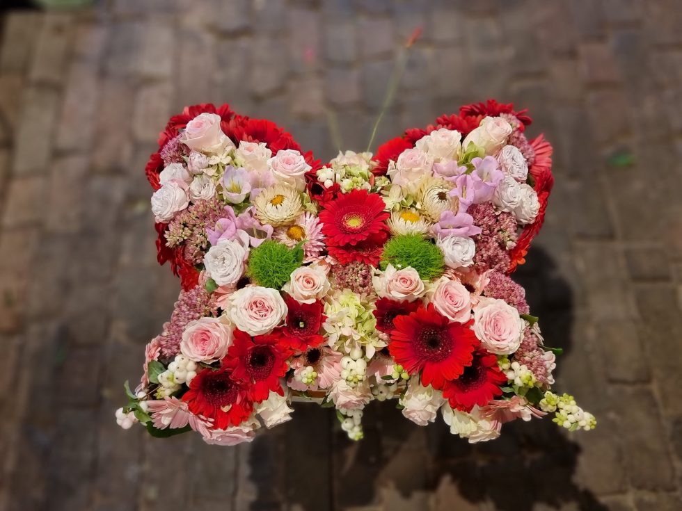 Afscheid bloemen in vorm van een vlinder