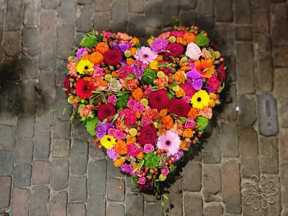 Afscheid bloemen in hartvorm