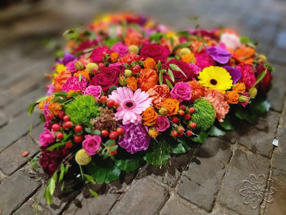 Afscheid bloemen in hartvorm