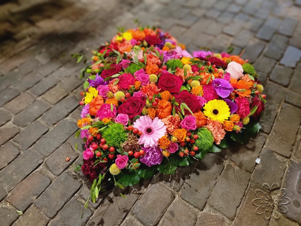 Afscheid bloemen in hartvorm