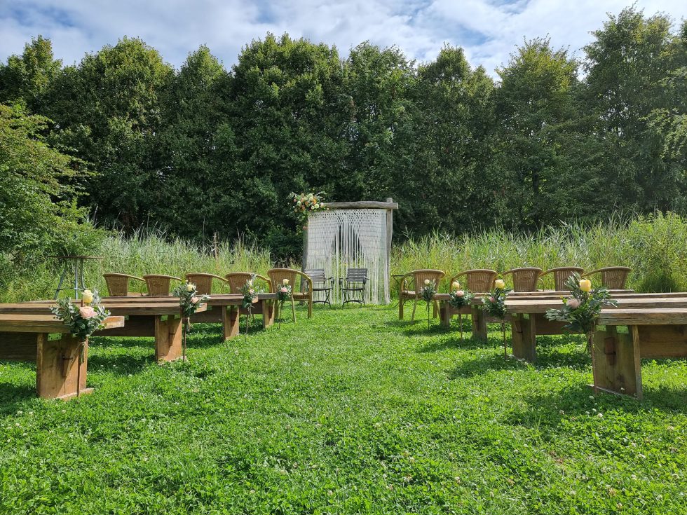 Bruiloft Erna & Jessica, Rietland Zuidwolde. Foto: Bloemsierkunst Groeneveld.