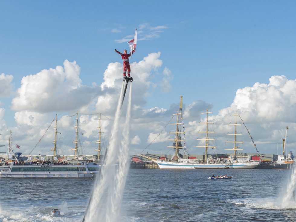 Koningin Máxima doopt tijdens Delfsail de Easymax-schepen ‘Maxima’ en ‘Alexia’