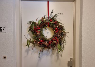 Bloemsierkunst Groeneveld deurkrans kerst