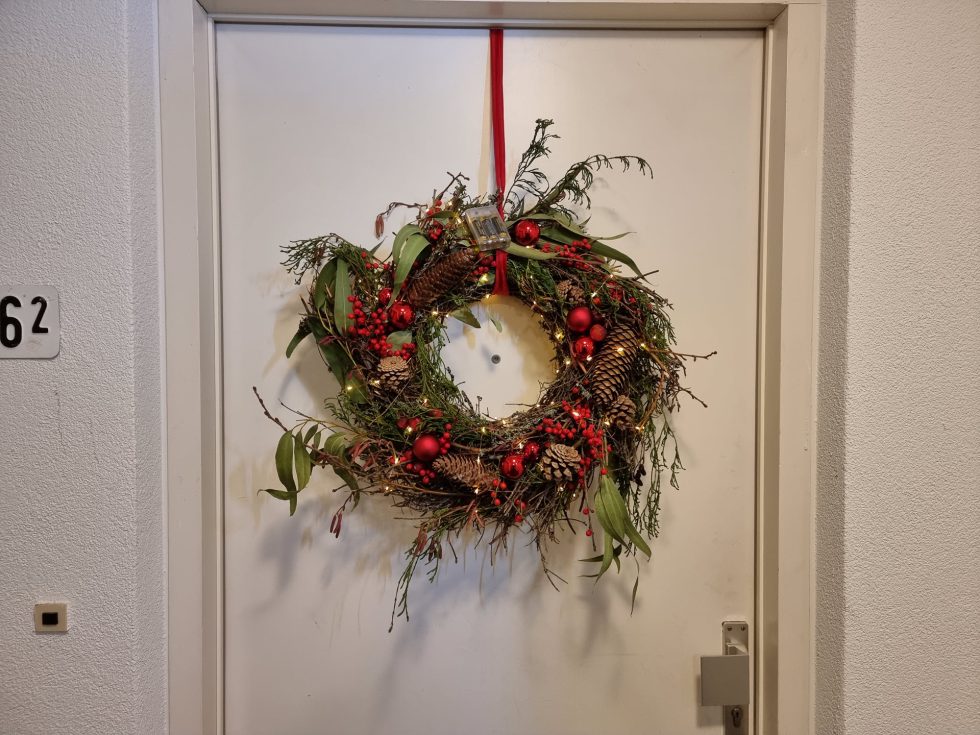 Bloemsierkunst Groeneveld deurkrans kerst