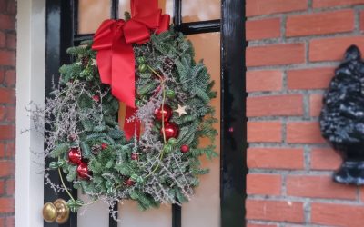 Versierde kransen voor aan de deur