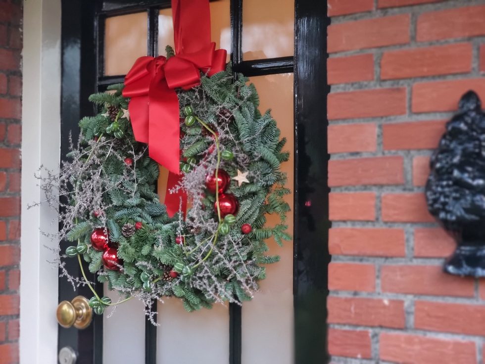Bloemsierkunst Groeneveld deurkrans kerst