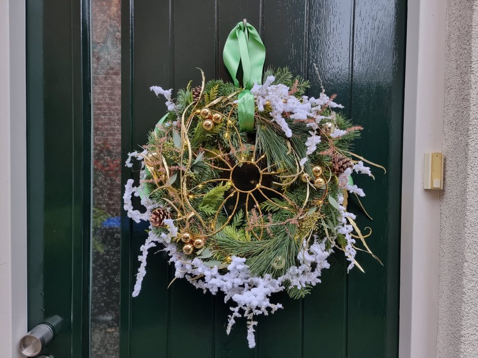 Bloemsierkunst Groeneveld deurkrans kerst