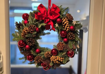 Bloemsierkunst Groeneveld deurkrans kerst