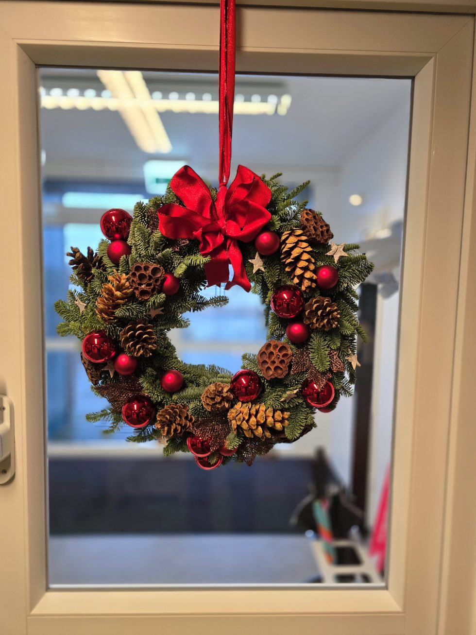 Bloemsierkunst Groeneveld deurkrans kerst