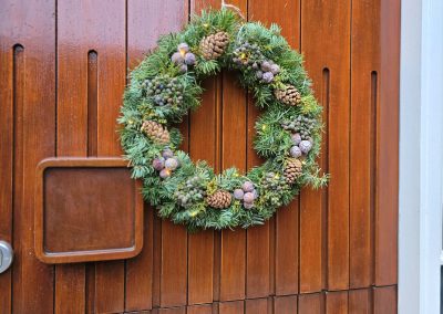 Bloemsierkunst Groeneveld deurkrans kerst