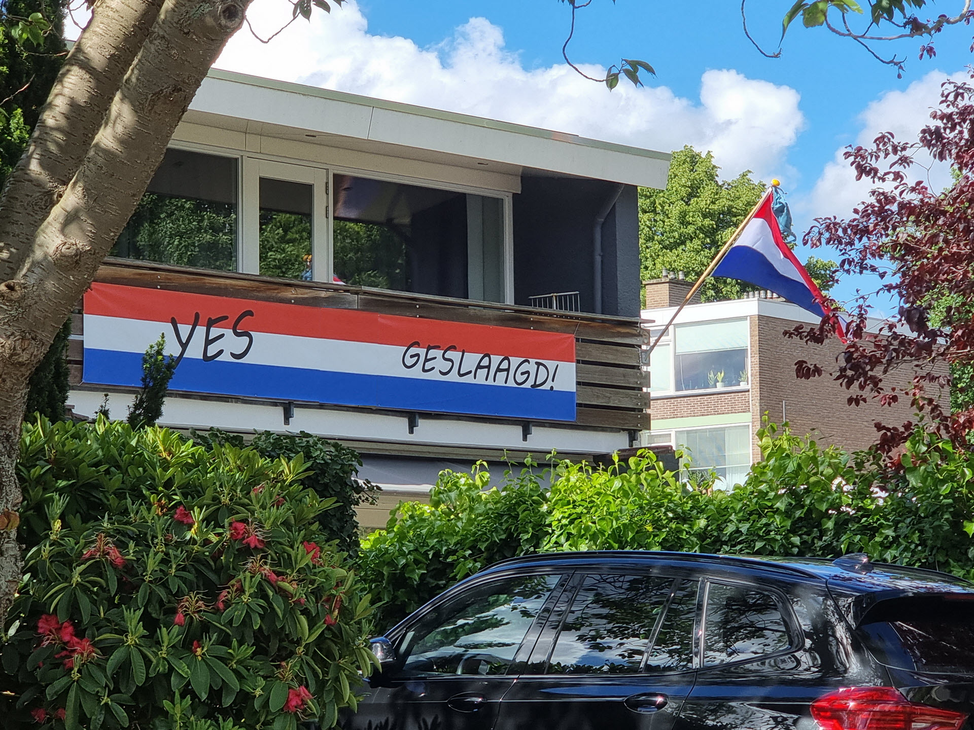 Eindexamens: geslaagd! Vlag uit in Haren Groningen