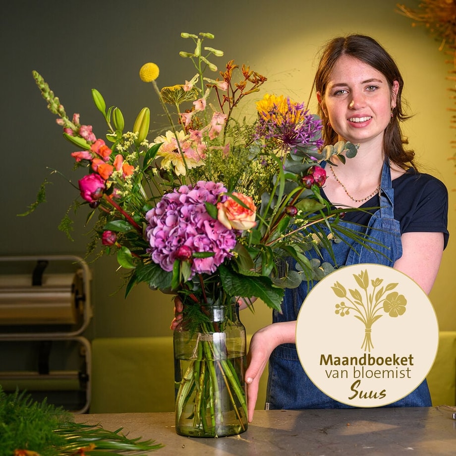 NL-10401147-maandboeket-juni-middel-logo-suus Bloemsierkunst Groeneveld - Fleurop boeket bestellen