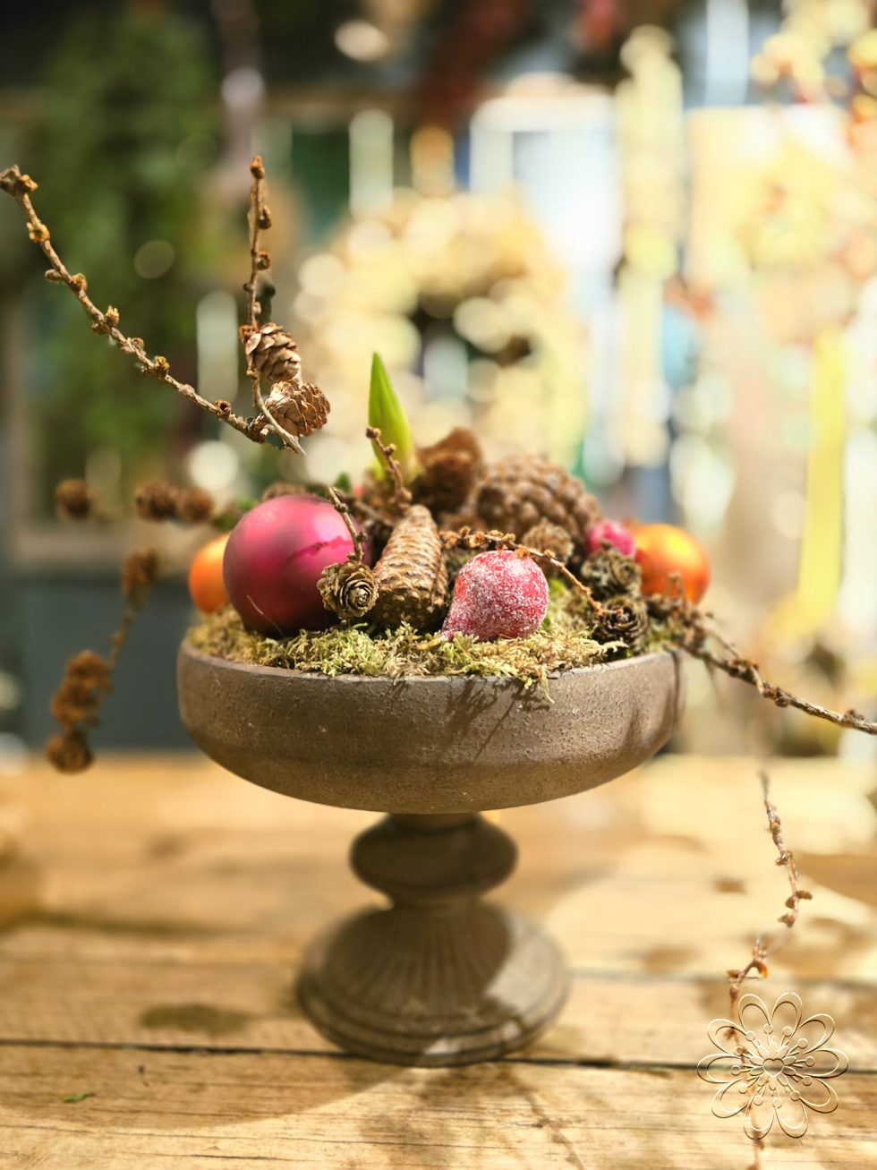 Kerst bij Bloemsierkunst Groeneveld. Adembenemend als je binnen stapt in onze winkel vol geurige dennen en sprankelende kerststukken. Maak ook jouw kerstdagen extra bijzonder met een amaryllis kersboeket of een sfeervolle kerstkrans.