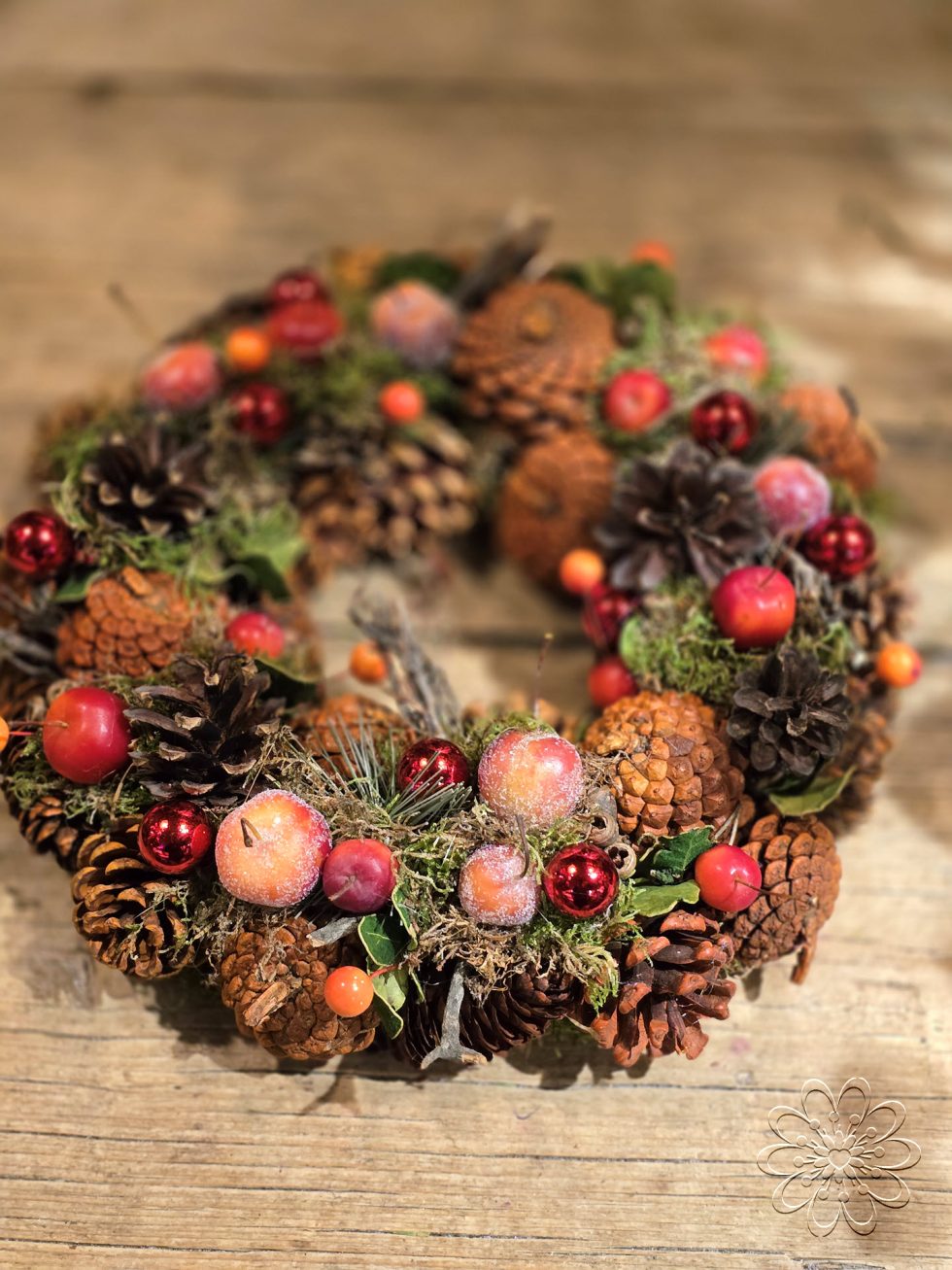 Kerst bij Bloemsierkunst Groeneveld. Adembenemend als je binnen stapt in onze winkel vol geurige dennen en sprankelende kerststukken. Maak ook jouw kerstdagen extra bijzonder met een amaryllis kersboeket of een sfeervolle kerstkrans.