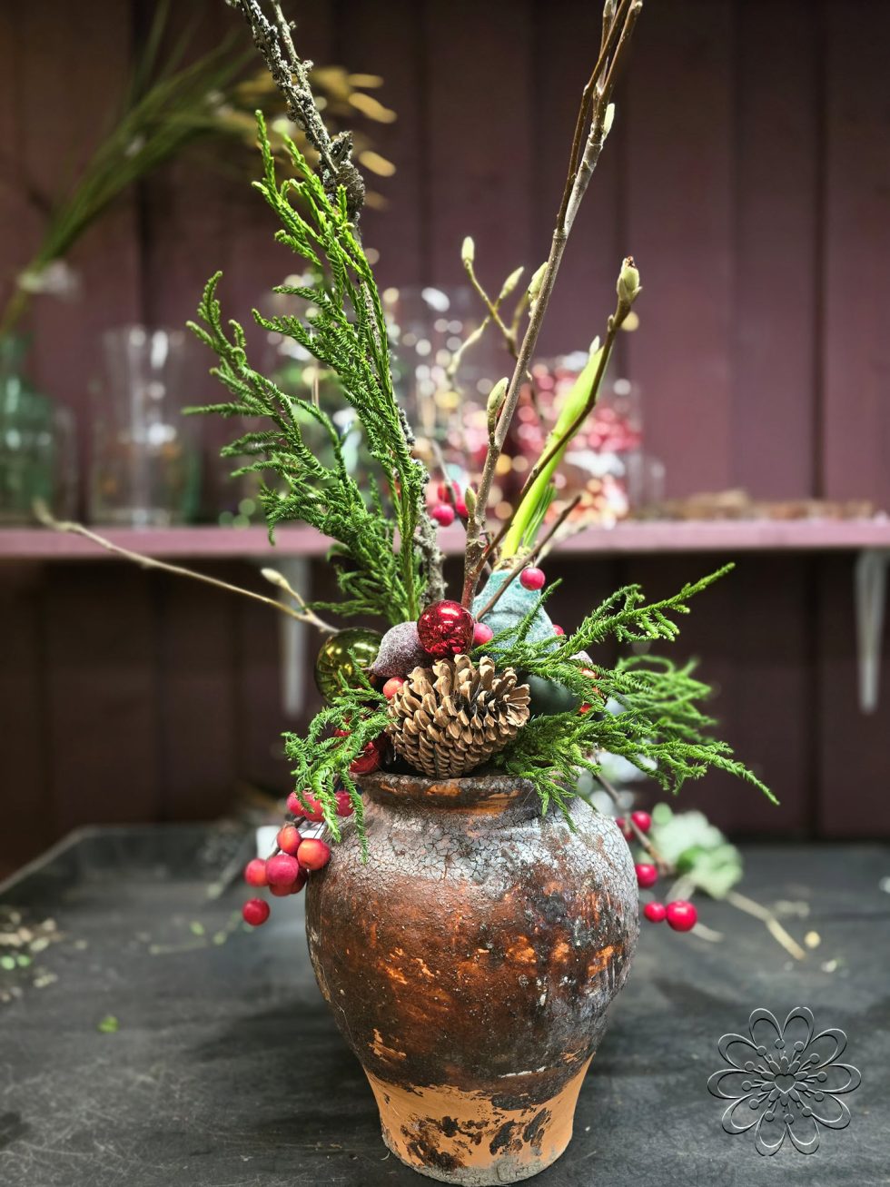 Kerst bij Bloemsierkunst Groeneveld. Adembenemend als je binnen stapt in onze winkel vol geurige dennen en sprankelende kerststukken. Maak ook jouw kerstdagen extra bijzonder met een amaryllis kersboeket of een sfeervolle kerstkrans.