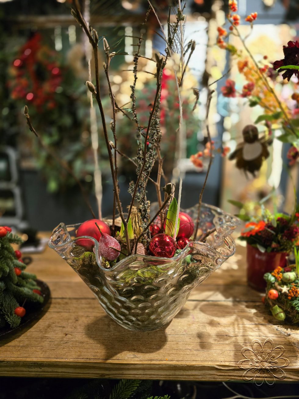 Kerst bij Bloemsierkunst Groeneveld. Adembenemend als je binnen stapt in onze winkel vol geurige dennen en sprankelende kerststukken. Maak ook jouw kerstdagen extra bijzonder met een amaryllis kersboeket of een sfeervolle kerstkrans.