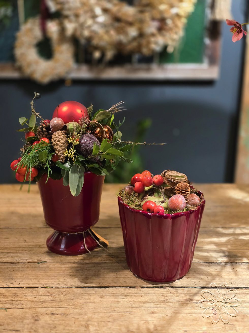 Kerst bij Bloemsierkunst Groeneveld. Adembenemend als je binnen stapt in onze winkel vol geurige dennen en sprankelende kerststukken. Maak ook jouw kerstdagen extra bijzonder met een amaryllis kersboeket of een sfeervolle kerstkrans.
