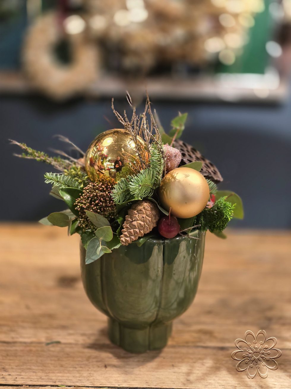 Kerst bij Bloemsierkunst Groeneveld. Adembenemend als je binnen stapt in onze winkel vol geurige dennen en sprankelende kerststukken. Maak ook jouw kerstdagen extra bijzonder met een amaryllis kersboeket of een sfeervolle kerstkrans.