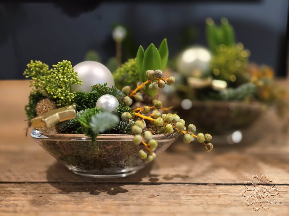 Kerst bij Bloemsierkunst Groeneveld. Adembenemend als je binnen stapt in onze winkel vol geurige dennen en sprankelende kerststukken. Maak ook jouw kerstdagen extra bijzonder met een amaryllis kersboeket of een sfeervolle kerstkrans.