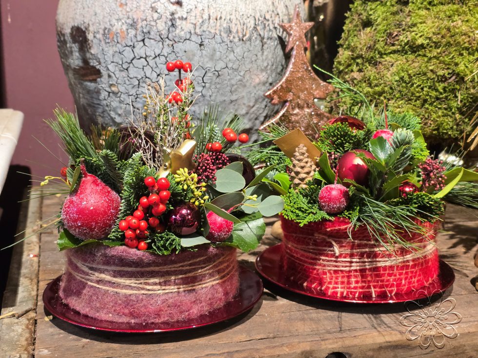 Kerst bij Bloemsierkunst Groeneveld. Adembenemend als je binnen stapt in onze winkel vol geurige dennen en sprankelende kerststukken. Maak ook jouw kerstdagen extra bijzonder met een amaryllis kersboeket of een sfeervolle kerstkrans.