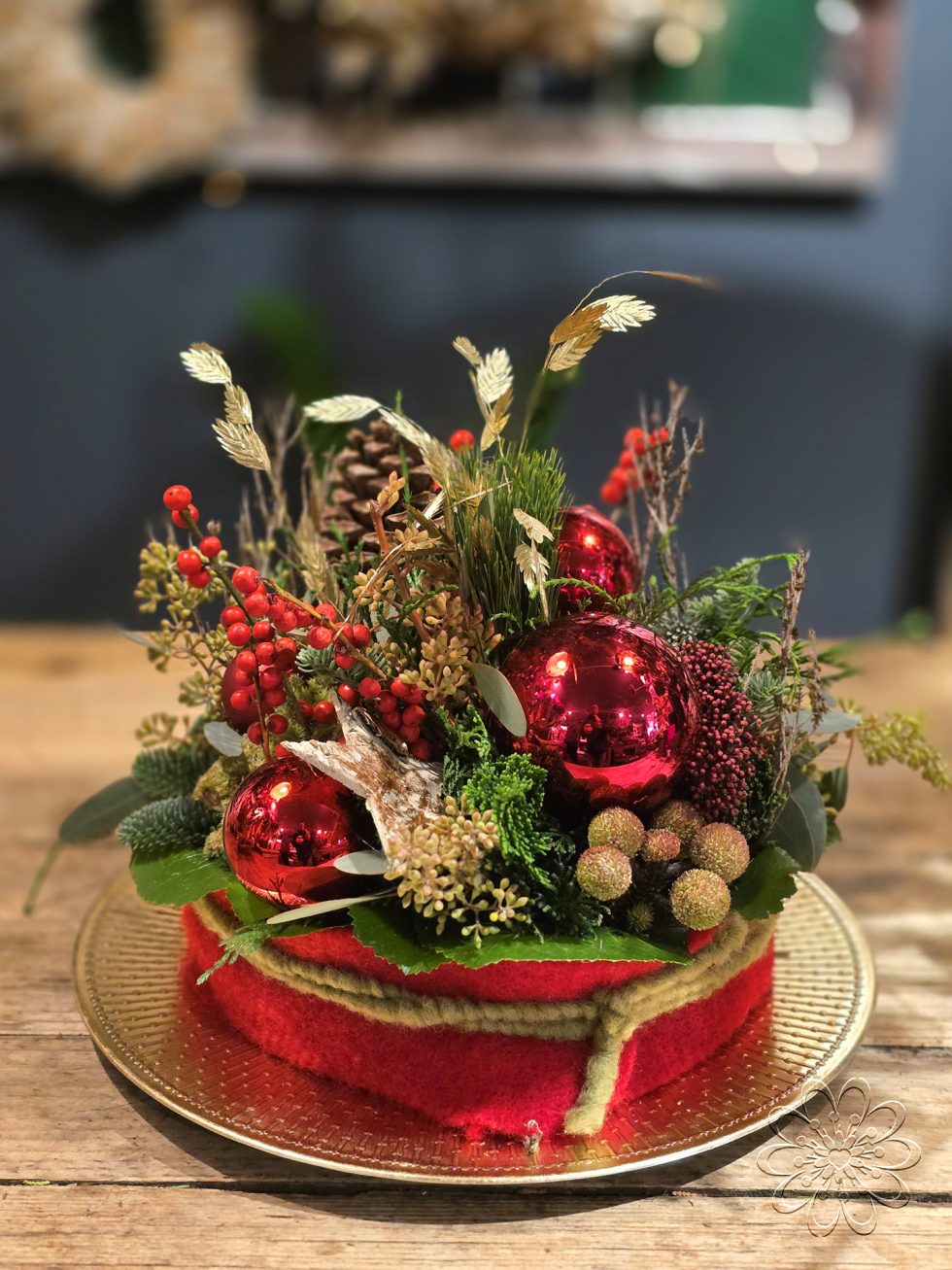 Kerst bij Bloemsierkunst Groeneveld. Adembenemend als je binnen stapt in onze winkel vol geurige dennen en sprankelende kerststukken. Maak ook jouw kerstdagen extra bijzonder met een amaryllis kersboeket of een sfeervolle kerstkrans.