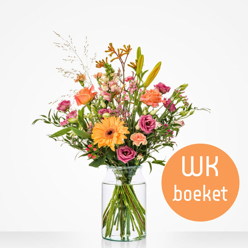 WK boeket samengesteld met oranje bloemen