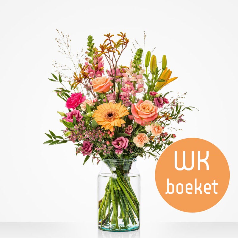 WK boeket samengesteld met oranje bloemen