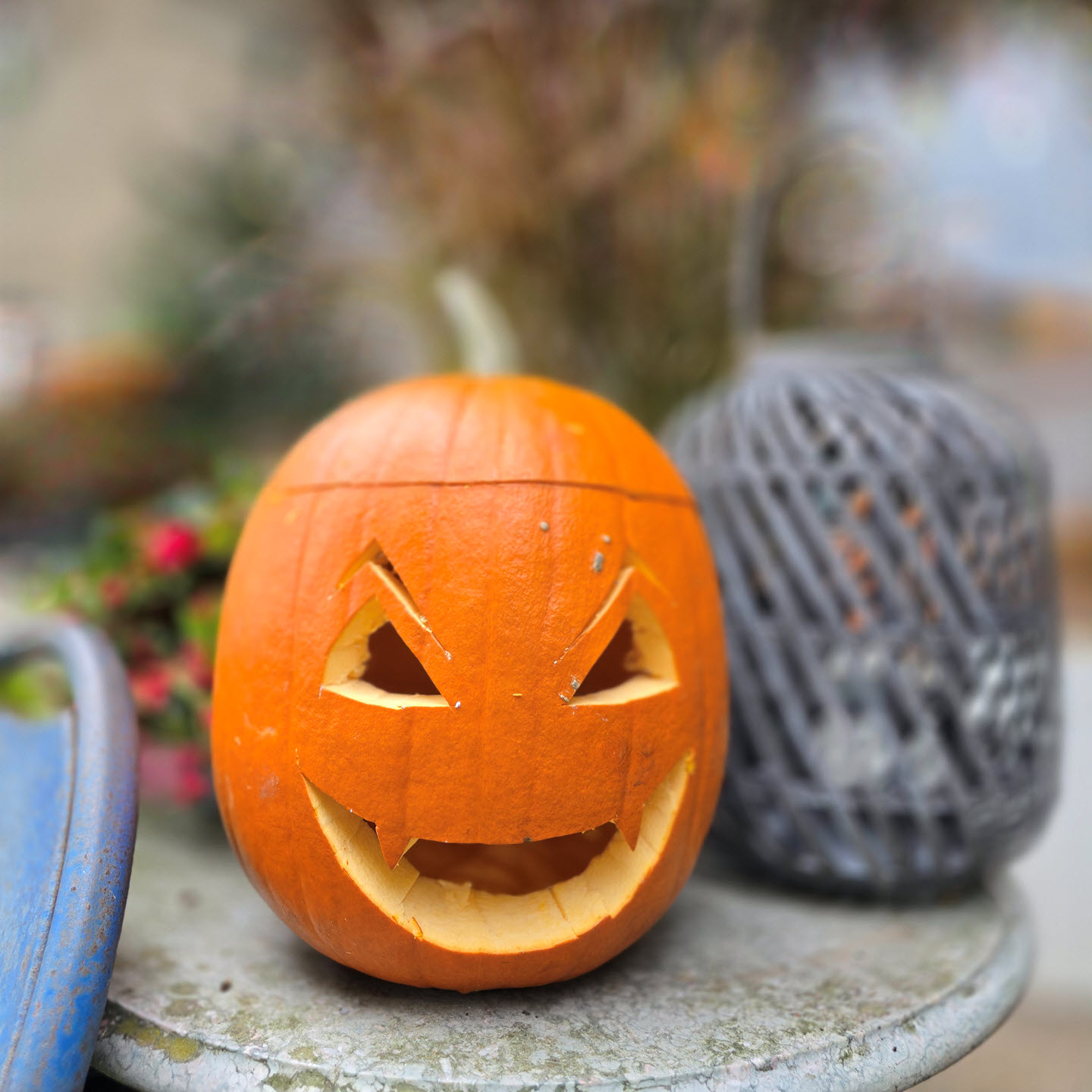 Pompoen uitholle voor Halloween Pompoenen en herfst kransn: sfeervolle herfstdecoratie met een knipoog naar Halloween