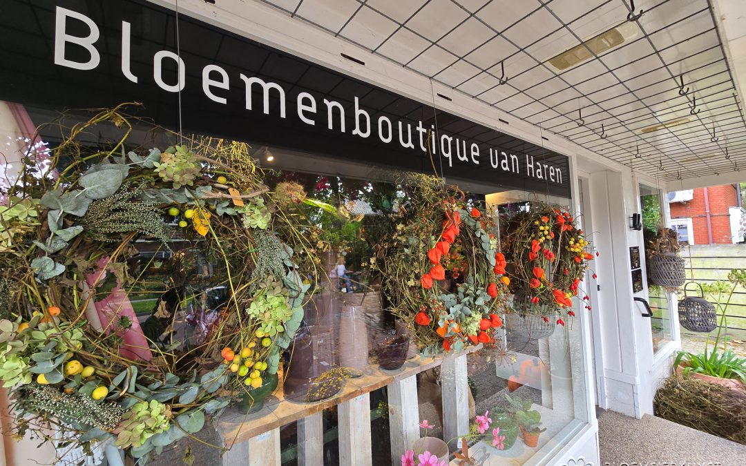 Versierde kransen voor aan de deur