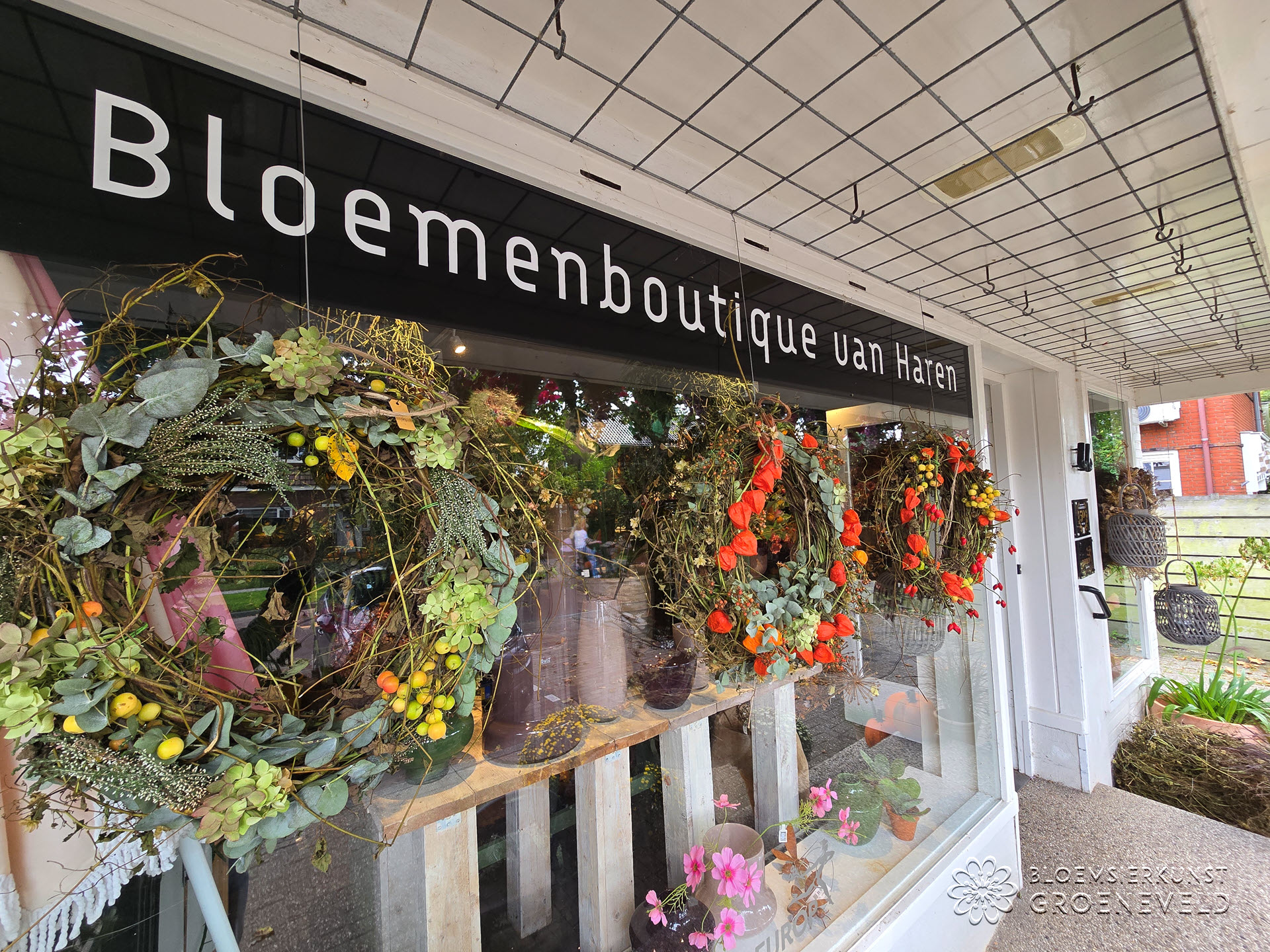 Pompoenen bij Bloemsierkunst Groeneveld Pompoenen en herfst kransn: sfeervolle herfstdecoratie met een knipoog naar Halloween