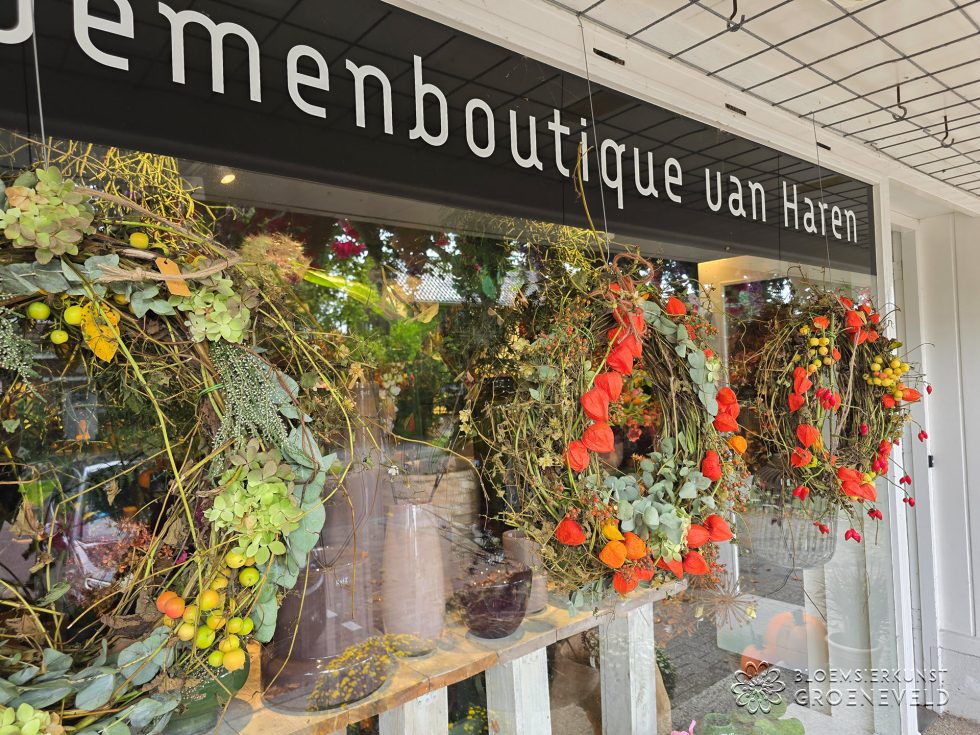 Pompoenen en herfst kransen: sfeervolle herfstdecoratie met een knipoog naar Halloween