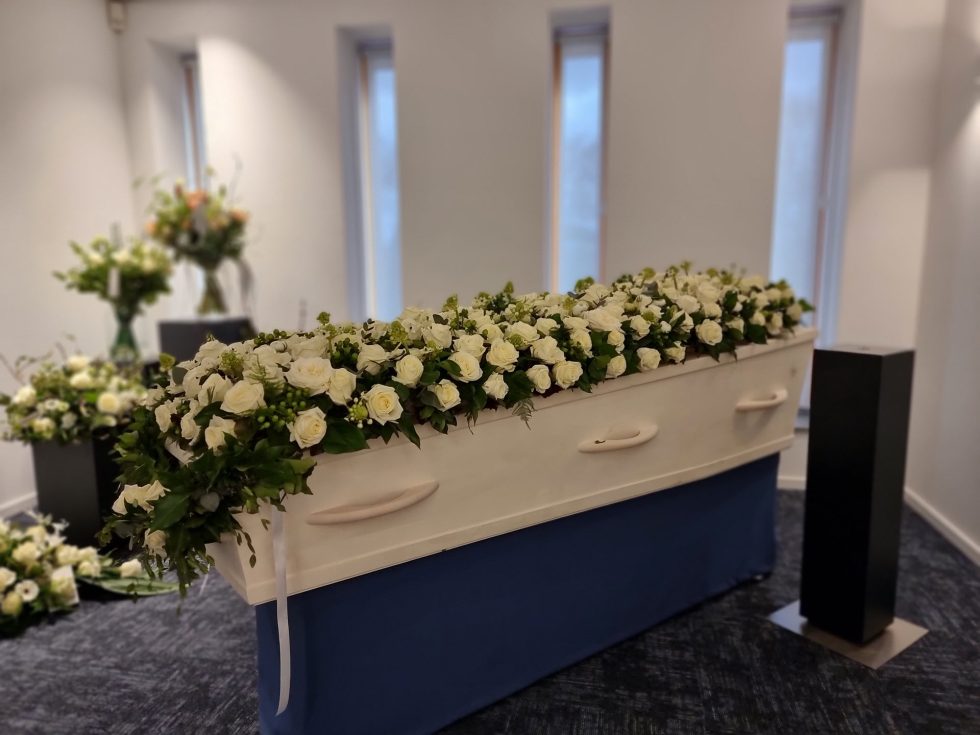 Uitvaartbloemen kistbedekking wit