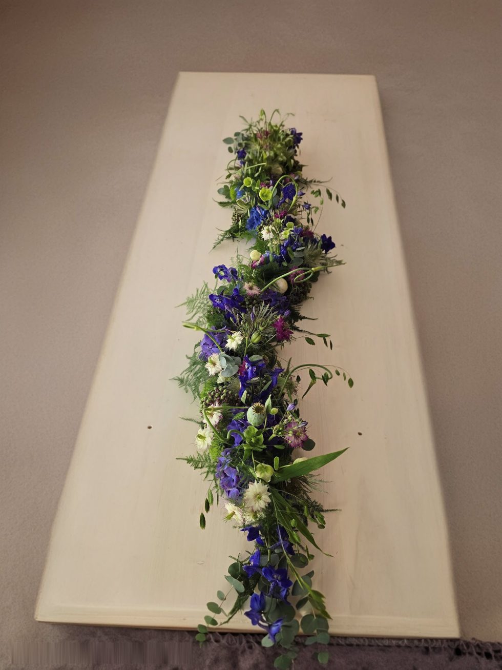 Uitvaartbloemen kistbedekking bloemenslinger